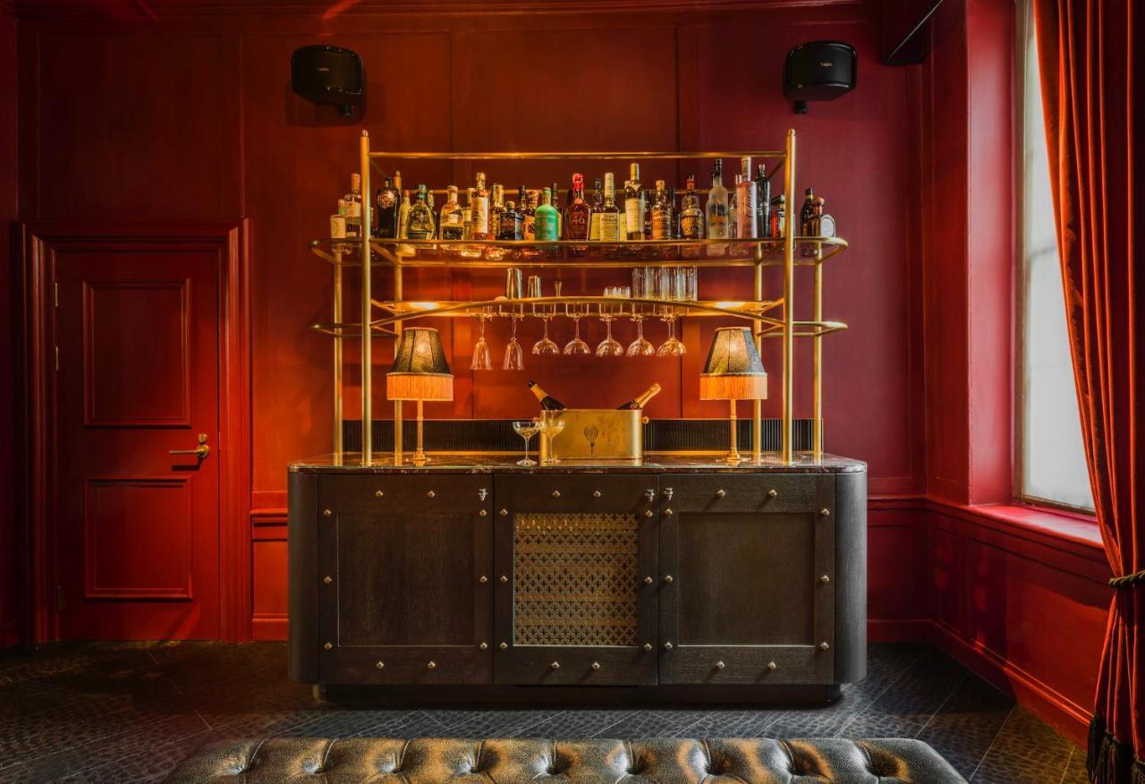 Chateau Denmark London Exterior foto The bar at the 2018 edition of the London Cocktail Club