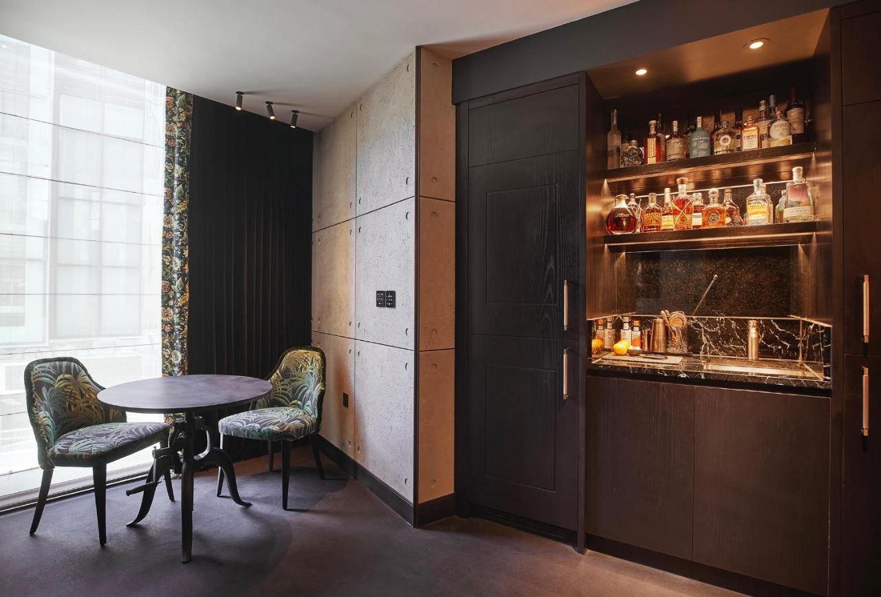 Chateau Denmark London Exterior foto A wet bar in a hotel room
