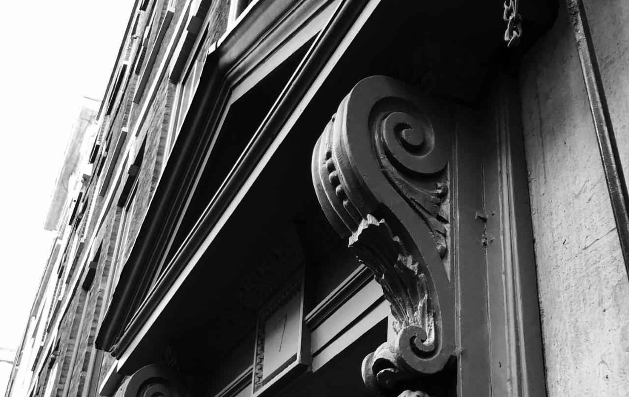 Chateau Denmark London Exterior foto A corbel on a building in Paris