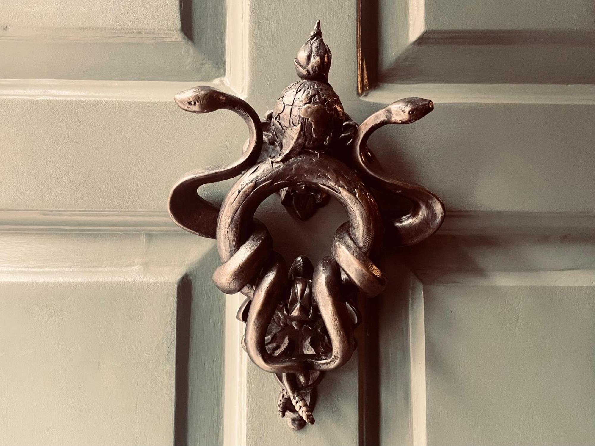 Chateau Denmark London Exterior foto Door knocker at the entrance to the house